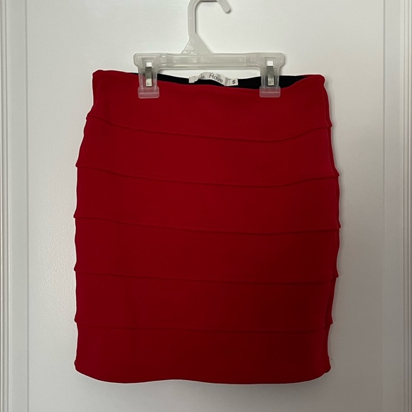 🚨SOLD🚨Red Mini Skirt - Picture 2 of 3